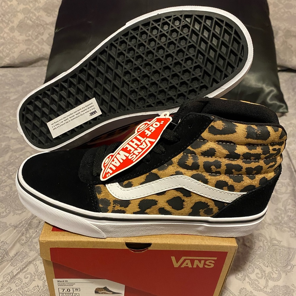 Vans new in box. Fits women’s/ junior’s size 7.